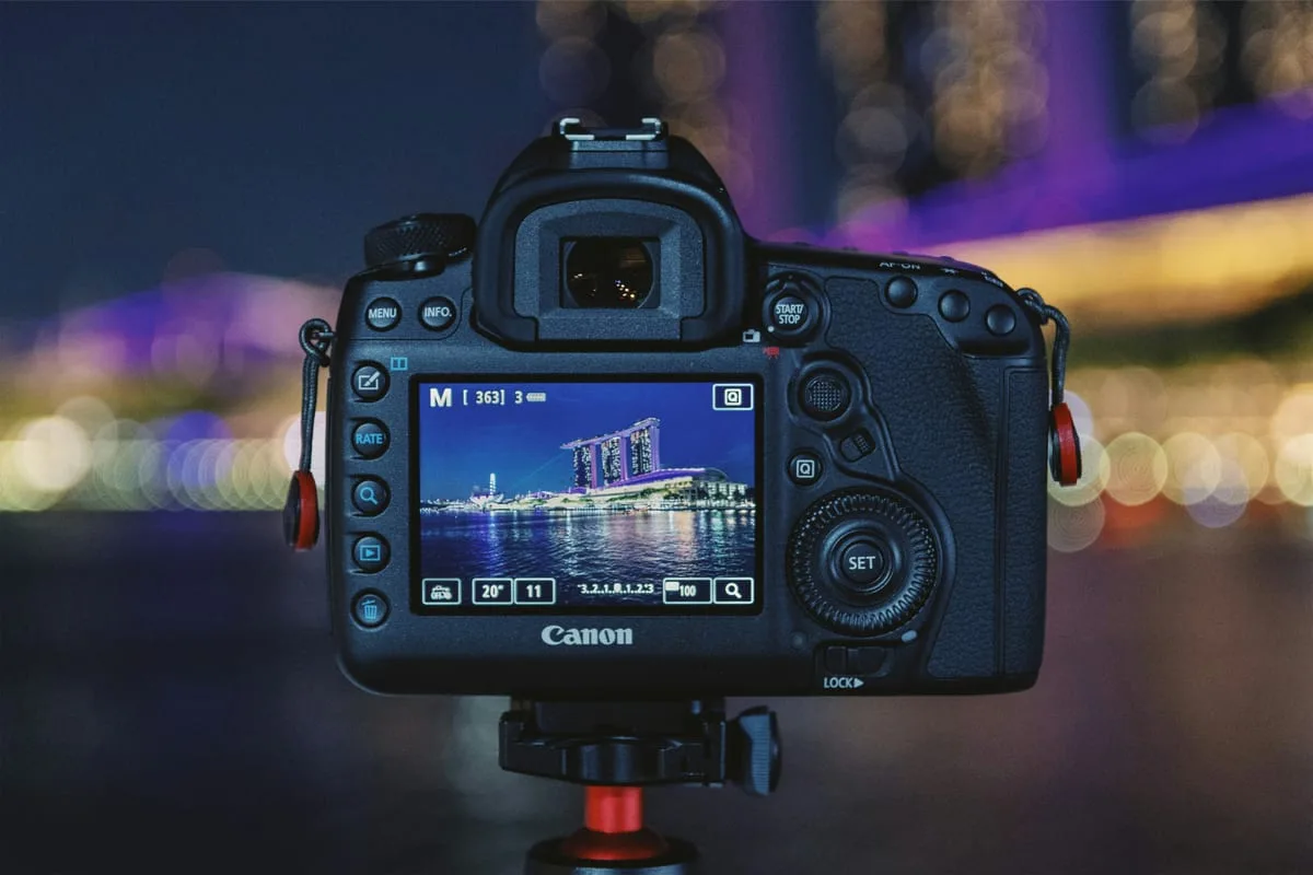 DSLR 카메라 LCD 화면을 확인하며 설정을 조작하는 모습