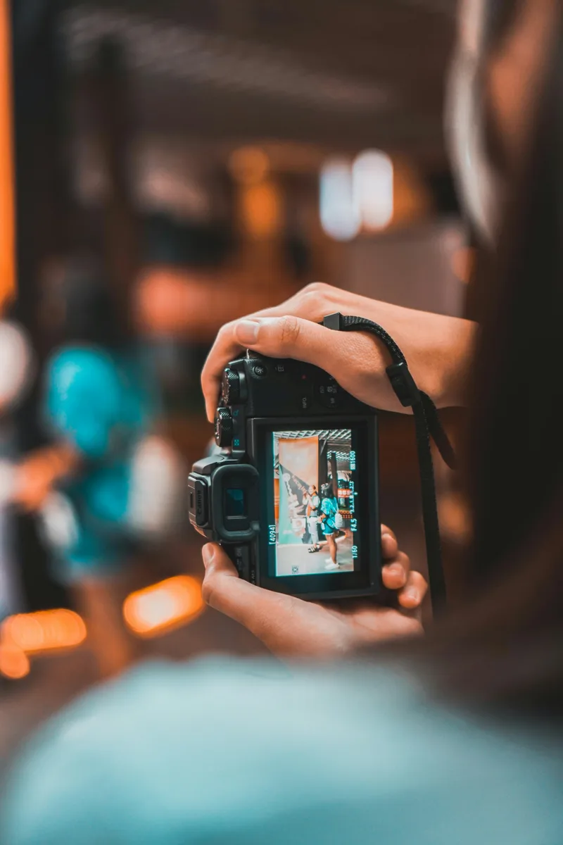 DSLR 카메라를 들고 LCD를 확인하는 모습